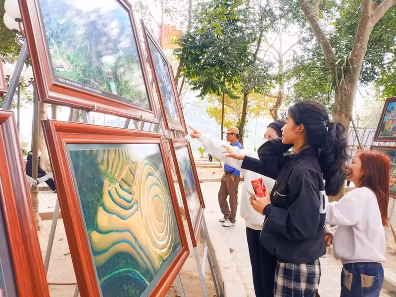 Bên cạnh đó đẩy mạnh hoạt động quảng bá, giới thiệu về mảnh đất con người Văn Yên “Thân thiện, nghĩa tình, sáng tạo và hội nhập”. 1000027918.jpg