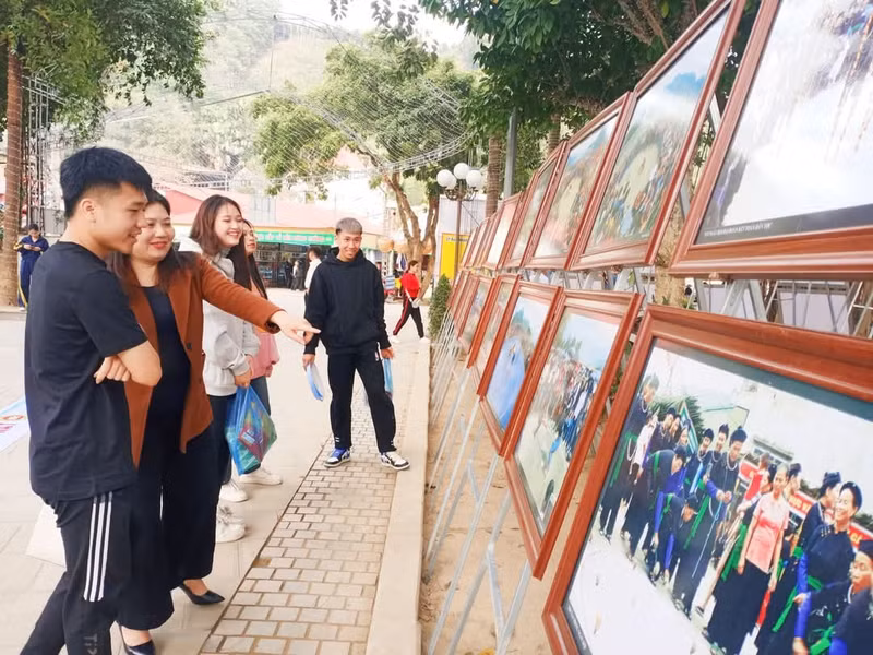 Du khách thích thú khám phá triển lãm ảnh nghệ thuật. 1000027921.jpg