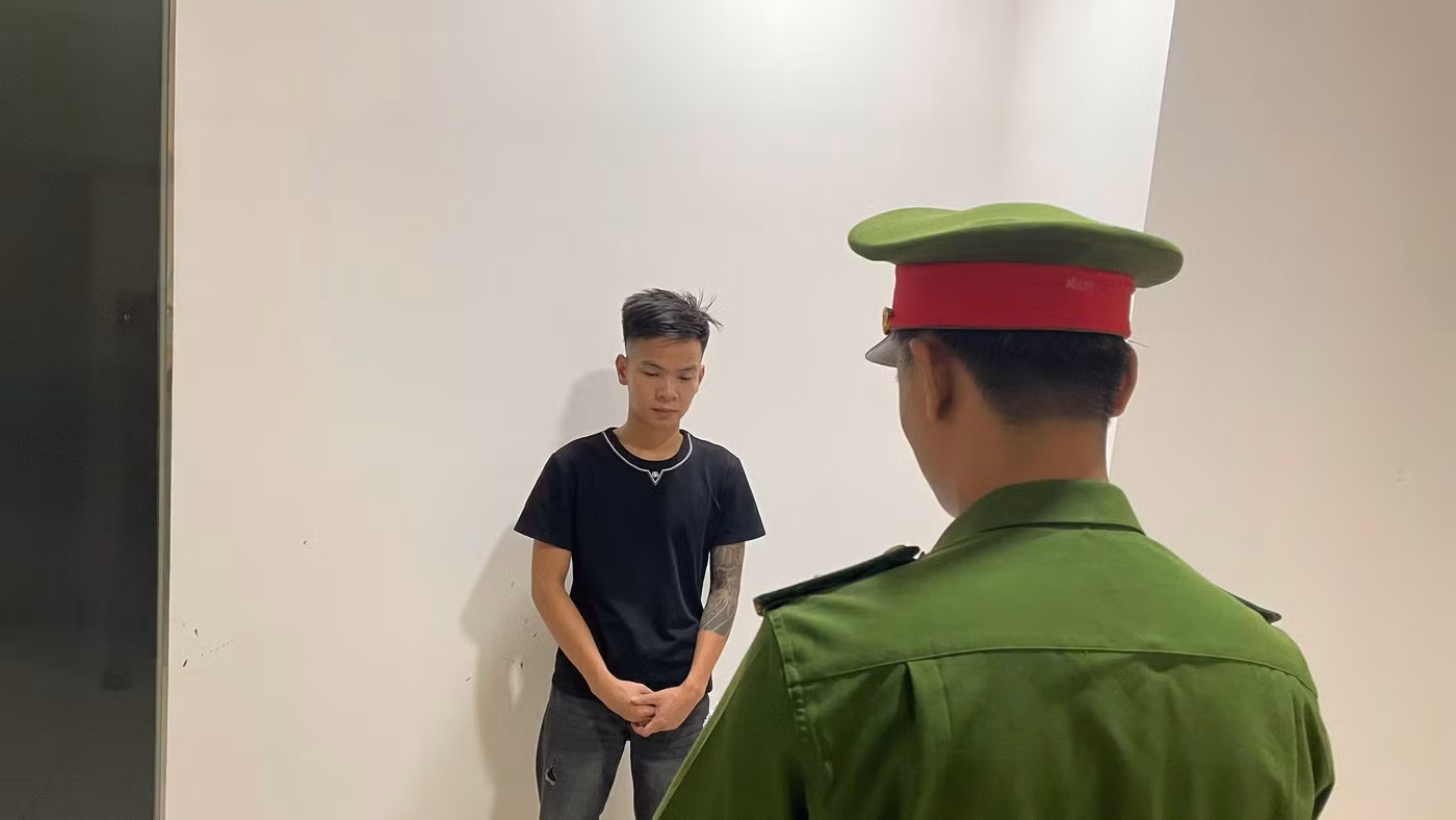 Công an thực hiện Lệnh giữ người trong trường hợp khẩn cấp đối với Nguyễn Thi Trình. Ảnh: Công an