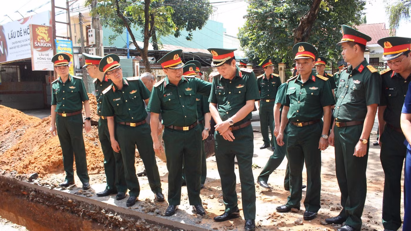 Thượng tướng Nguyễn Văn Gấu (thứ 5, từ trái qua) thăm, kiểm tra, tặng quà lực lượng làm nhiệm vụ tìm kiếm, quy tập hài cốt liệt sĩ tỉnh Quảng Ngãi.