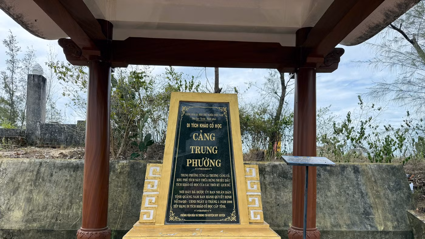 Di tích khảo cổ học cảng Trung Phường. 