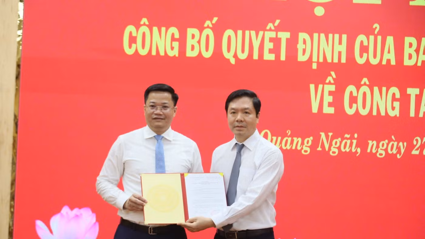 Ông Trịnh Mạnh Linh (bên phải), Phó Trưởng Ban Tổ chức Trung ương trao Quyết định cho ông Nguyễn Đức Tâm (bên trái). 