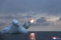 Ông Kim Jong Un chỉ đạo thử tên lửa hành trình chiến lược phóng từ tàu ngầm