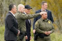 Chùm ảnh Tổng thống Biden và ông Trump thăm biên giới phía Nam Hoa Kỳ