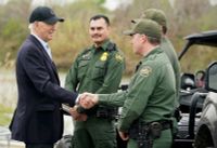 Chùm ảnh Tổng thống Biden và ông Trump thăm biên giới phía Nam Hoa Kỳ