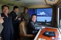 Chùm ảnh Triều Tiên phóng tên lửa đạn đạo với hệ thống dẫn đường mới 