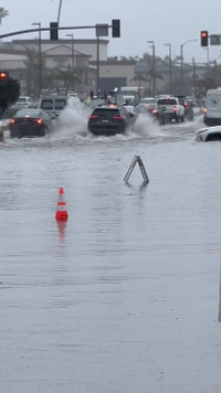 Chùm ảnh bão ‘sông khí quyển’ tàn phá California 