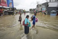 Chùm ảnh ngập lụt khiến trường học đóng cửa, 16 người chết