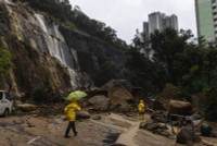 Hình ảnh Hong Kong tê liệt vì lũ lụt sau bão Haikui