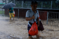 Hình ảnh Hong Kong tê liệt vì lũ lụt sau bão Haikui