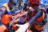 Chùm ảnh cuộc giải cứu người Rohingya đầy kịch tính trên biển