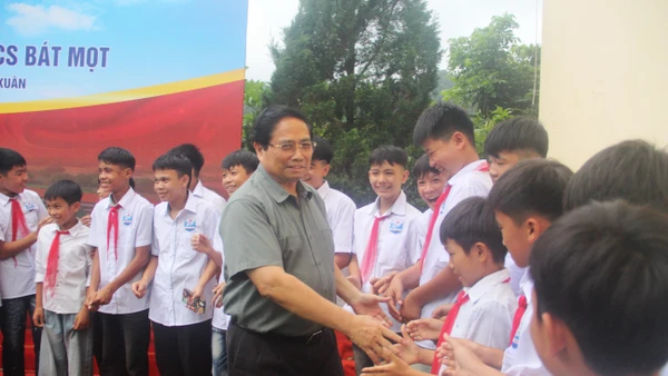 Thủ tướng Phạm Minh Chính bắt tay học sinh Trường THCS Bát Mọt (Thanh Hóa).