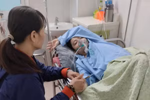 Người mẹ quay mặt khóc ròng sau lời dối con trai "bệnh tình con sẽ khỏi"