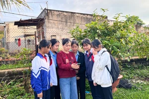Chị Aya giới thiệu ứng dụng "Từ điển Kinh - Ba Na" đến học sinh người địa phương.