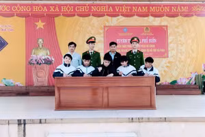 Học sinh Trường THPT Mai Thúc Loan (Hà Tĩnh) ký cam kết thực hiện các quy định đảm bảo an ninh trật tự trong dịp Tết Nguyên đán Ất Tỵ và các sự kiện chính trị, văn hóa năm 2025.