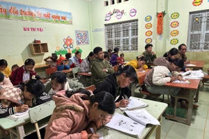 Lớp học xóa mù chữ ở vùng cao Tu Mơ Rông.