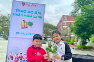 Học sinh Trường Hội nhập Quốc tế iSchool Quy Nhơn “Trao áo ấm – Nhận mầm xanh”.