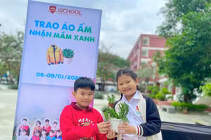 Học sinh Trường Hội nhập Quốc tế iSchool Quy Nhơn “Trao áo ấm – Nhận mầm xanh”.