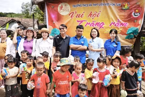 Trường THCS và THPT Liên Việt Kon Tum tổ chức chương trình “Trung thu yêu thương” cho học sinh khó khăn và trẻ khiếm khuyết.