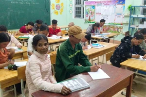 Học viên lớp xóa mù chữ ở Trường Phổ thông Dân tộc Bán trú Tiểu học Đăk Ring.