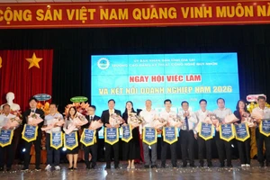 Các doanh nghiệp trong chương trình "Ngày hội Việc làm - Kết nối doanh nghiệp năm 2026" tại Trường Cao đẳng Kỹ thuật Công nghệ Quy Nhơn.