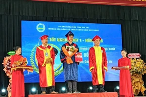 895 sinh viên Trường Cao đẳng Kỹ thuật Công nghệ Quy Nhơn nhận bằng tốt nghiệp.