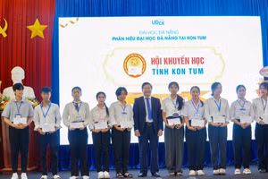Phân hiệu Đại học Đà Nẵng tại Kon Tum trao học bổng cho những sinh viên xuất sắc.