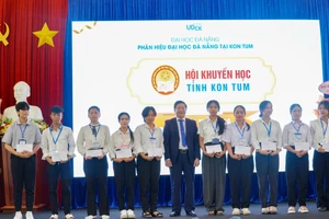 Phân hiệu Đại học Đà Nẵng tại Kon Tum trao học bổng cho những sinh viên xuất sắc.