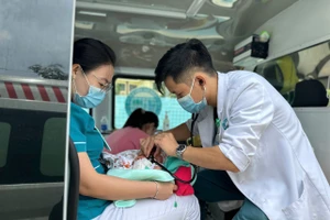 Bệnh viện Đại học Y Dược-Hoàng Anh Gia Lai vượt hơn 100km cứu sống bé sơ sinh 35 tuần tuổi người Lào bị suy hô hấp.