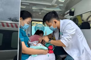Bệnh viện Đại học Y Dược-Hoàng Anh Gia Lai vượt hơn 100km cứu sống bé sơ sinh 35 tuần tuổi người Lào bị suy hô hấp.