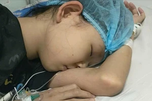 Cơn đau hành hạ khiến Hà Linh gục ngã.