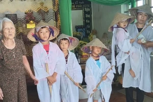 Xót xa 4 con thơ sống cơ cực, nay bố lại đột ngột qua đời