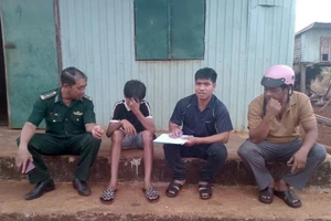 Thầy, cô giáo Trường THCS Lê Hồng Phong phối hợp cùng lực lượng Biên phòng tuyên truyền, vận động học sinh ra lớp.