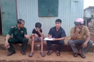 Thầy, cô giáo Trường THCS Lê Hồng Phong phối hợp cùng lực lượng Biên phòng tuyên truyền, vận động học sinh ra lớp.