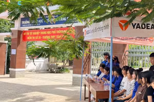 Các tình nguyện viên túc trực hỗ trợ tại Điểm thi Trường THPT Tăng Bạt Hổ.