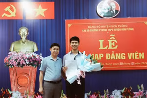 Thầy Bùi Văn Quế trao quyết định kết nạp Đảng viên cho học sinh ưu tú.