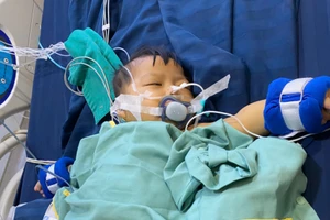 Tiếng khóc xé lòng của bé 7 tháng tuổi sự sống như treo trên sợi chỉ mong manh!
