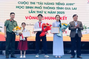 Ban tổ chức trao giải Nhất cho 3 thí sinh các bậc học.