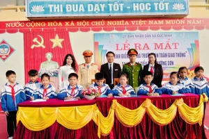 Học sinh Trường Tiểu học Trường Sơn ký giao ước thực hiện mô hình Công trường an toàn giao thông.