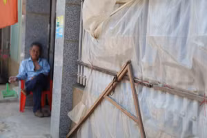 Người dân che chắn để giảm bớt bụi bay vào nhà.