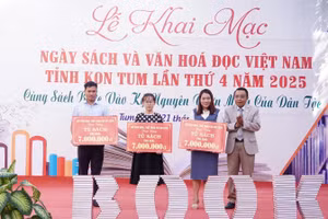 Ông Phan Văn Hoàng, Phó giám đốc Sở Văn hóa - Thể thao và Du lịch tỉnh Kon Tum trao tặng tủ sách cho 3 trường. Ảnh: Dung Nguyễn
