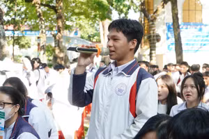 Học sinh Trường THPT Kon Tum (tỉnh Kon Tum) chia sẻ với diễn giả.