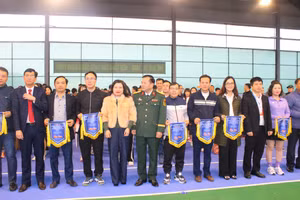 BTC tặng cờ lưu niệm cho các đơn vị về tham dự giải đấu.