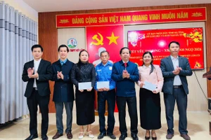 Ngành Giáo dục Hà Tĩnh sẻ chia Tết cùng giáo viên, học sinh khó khăn.