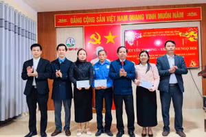 Ngành Giáo dục Hà Tĩnh sẻ chia Tết cùng giáo viên, học sinh khó khăn.