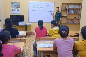 Bộ đội biên phòng gieo chữ nơi vùng biên