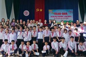 Những phần quà thiết thực, ý nghĩa được trao đến học sinh khó khăn.