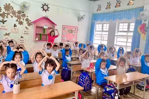 Ngành Giáo dục Kon Tum đảm bảo tất cả học sinh đều có sách giáo khoa khi đến trường.