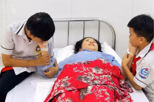 Trên giường bệnh, cô Huệ nghẹn ngào căn dặn những đứa con cố gắng mạnh mẽ, chăm ngoan.