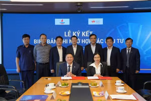 Phó Tổng giám đốc PV Power Nguyễn Duy Giang và Giám đốc SIC Nguyễn Thùy Linh đại diện cho hai bên ký kết biên bản ghi nhớ hợp tác.